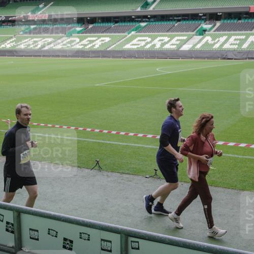 05.10.2025 - 20. swb-Marathon Bremen Michael Burmester http://msf.ph/oto/9251213 05.10.2025 10:40:50 Laufen im Stadion 7706, 7799, 8111, 9001, 9178, 9191, 9205, 9217, 9245, 9306, 9308, 9321, 9334, 9353, 9355, 9387, 9423, 9438, 9440, 9446, 9466, 9483, 9491, 9530, 9537, 9552, 9589, 9605, 9615, 9617, 9623, 9685, 9690, 9702, 9712, 9721, 9764, 9804, 9853, 9866, 9877, 9892, 9942, 10001, 10037, 10058, 10081, 10100, 10101, 10135, 10160, 10168, 10193, 10235, 10236, 10243, 10343, 10419, 10550, 10563, 10580, 10699, 10737, 11090, 11270, 9220, 9241, 9286, 9554, 9571, 9619, 9662, 9931 meine-sportfotos.de