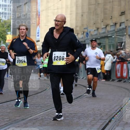 05.10.2025 - 20. swb-Marathon Bremen Strokosch-Dieckow http://msf.ph/oto/9251218 05.10.2025 11:01:00 Ziel 9208, 9305, 9600, 9954, 10228, 10258, 10359, 10477, 10630, 11053, 11719 meine-sportfotos.de