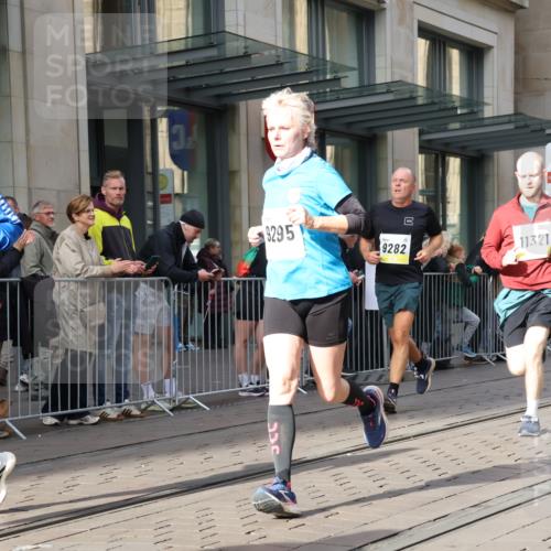 05.10.2025 - 20. swb-Marathon Bremen Strokosch-Dieckow http://msf.ph/oto/9251316 05.10.2025 10:54:27 Ziel 8326, 9282, 9295, 9427, 9436, 9560, 9570, 9591, 9754, 9776, 10007, 10024, 10174, 10231, 10232, 10233, 10296, 10487, 10609, 10768, 10770, 11163, 11276, 11320, 11321, 11373, 11470, 11694, 8326, 9282, 9295, 9427, 9436, 9560, 9570, 9591, 9754, 9776, 10007, 10024, 10174, 10231, 10232, 10233, 10296, 10487, 10609, 10768, 10770, 11163, 11276, 11320, 11321, 11373, 11470, 11694 meine-sportfotos.de