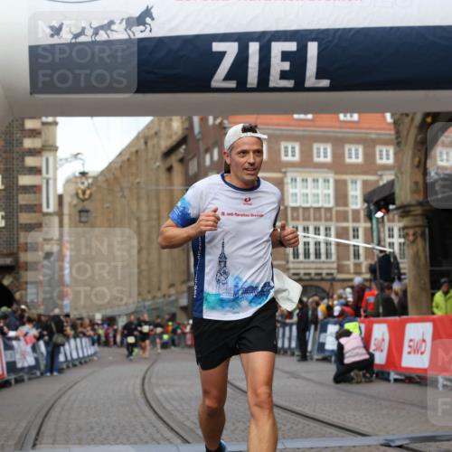 05.10.2025 - 20. swb-Marathon Bremen Yannick Fuchs http://msf.ph/oto/9251320 05.10.2025 10:44:54 Ziel 9878, 10092, 10306, 11714 meine-sportfotos.de