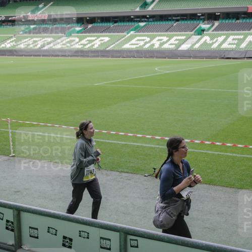 05.10.2025 - 20. swb-Marathon Bremen Michael Burmester http://msf.ph/oto/9251358 05.10.2025 10:40:55 Laufen im Stadion 7706, 8111, 9001, 9178, 9191, 9205, 9217, 9245, 9274, 9306, 9321, 9334, 9353, 9355, 9438, 9440, 9446, 9466, 9483, 9491, 9530, 9537, 9552, 9589, 9599, 9605, 9617, 9623, 9685, 9690, 9702, 9712, 9721, 9757, 9764, 9774, 9804, 9853, 9874, 9877, 9892, 9942, 10001, 10037, 10058, 10081, 10100, 10101, 10135, 10160, 10168, 10193, 10235, 10236, 10243, 10343, 10419, 10458, 10550, 10563, 10580, 10585, 10632, 10737, 11090, 11270, 7799, 9241, 9554, 9571, 9619, 9931 meine-sportfotos.de