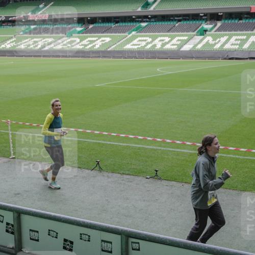 05.10.2025 - 20. swb-Marathon Bremen Michael Burmester http://msf.ph/oto/9251378 05.10.2025 10:40:55 Laufen im Stadion 7706, 8111, 9001, 9178, 9191, 9205, 9217, 9245, 9274, 9306, 9321, 9334, 9353, 9355, 9438, 9440, 9446, 9466, 9483, 9491, 9530, 9537, 9552, 9589, 9599, 9605, 9617, 9623, 9685, 9690, 9702, 9712, 9721, 9757, 9764, 9774, 9804, 9853, 9874, 9877, 9892, 9942, 10001, 10037, 10058, 10081, 10100, 10101, 10135, 10160, 10168, 10193, 10235, 10236, 10243, 10343, 10419, 10458, 10550, 10563, 10580, 10585, 10632, 10737, 11090, 11270, 7799, 9241, 9554, 9571, 9619, 9931 meine-sportfotos.de