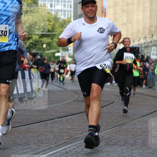 05.10.2025 - 20. swb-Marathon Bremen Strokosch-Dieckow http://msf.ph/oto/9251385 05.10.2025 11:01:04 Ziel 9208, 9305, 9443, 9880, 9954, 10228, 10359, 10477, 10630, 11053, 11524, 11719 meine-sportfotos.de