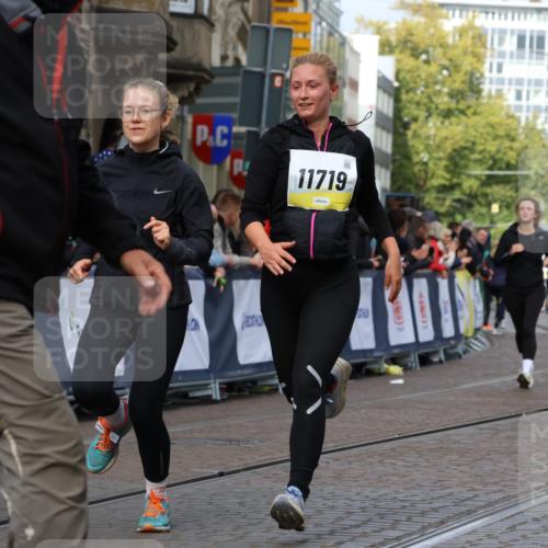 05.10.2025 - 20. swb-Marathon Bremen Strokosch-Dieckow http://msf.ph/oto/9251495 05.10.2025 11:01:07 Ziel 9182, 9305, 9443, 9613, 9880, 10477, 10544, 10630, 10914, 11053, 11337, 11338, 11524, 11597, 11719 meine-sportfotos.de
