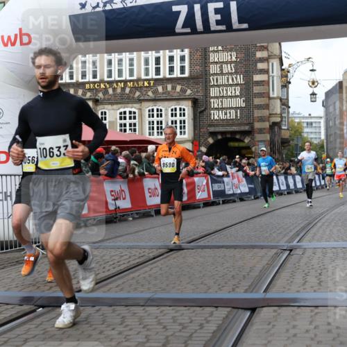 05.10.2025 - 20. swb-Marathon Bremen Yannick Fuchs http://msf.ph/oto/9251518 05.10.2025 10:45:05 Ziel 9590, 9678, 10568, 10633, 10851, 11362 meine-sportfotos.de