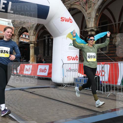 05.10.2025 - 20. swb-Marathon Bremen Yannick Fuchs http://msf.ph/oto/9251521 05.10.2025 10:53:52 Ziel 9494, 9934, 10020, 10416, 10906, 10925, 10966, 11046, 11141, 11383 meine-sportfotos.de