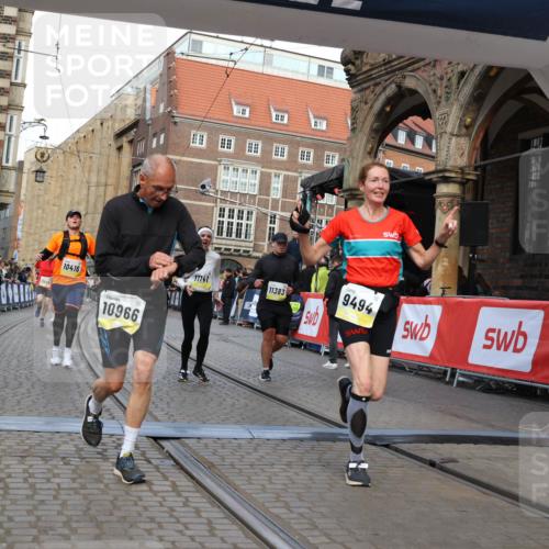 05.10.2025 - 20. swb-Marathon Bremen Yannick Fuchs http://msf.ph/oto/9251609 05.10.2025 10:53:53 Ziel 9494, 9934, 10020, 10416, 10906, 10966, 11046, 11141, 11383 meine-sportfotos.de