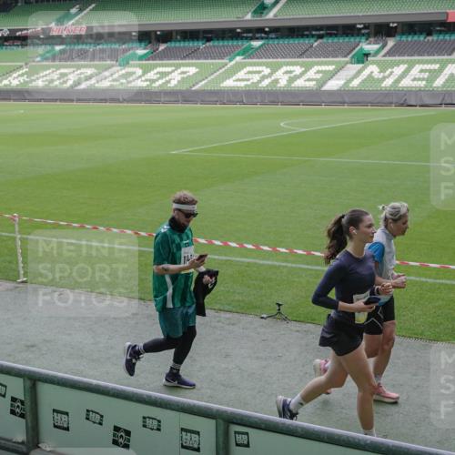 05.10.2025 - 20. swb-Marathon Bremen Michael Burmester http://msf.ph/oto/9251619 05.10.2025 10:41:03 Laufen im Stadion 7706, 8111, 9001, 9178, 9191, 9205, 9217, 9245, 9274, 9306, 9321, 9334, 9353, 9355, 9357, 9438, 9440, 9446, 9466, 9483, 9530, 9537, 9589, 9599, 9605, 9617, 9685, 9690, 9702, 9712, 9757, 9764, 9774, 9804, 9853, 9874, 9877, 9887, 9892, 9942, 10001, 10037, 10058, 10081, 10100, 10101, 10135, 10168, 10193, 10197, 10235, 10236, 10243, 10249, 10295, 10330, 10332, 10343, 10419, 10458, 10550, 10563, 10580, 10582, 10585, 10614, 10632, 11090, 7799, 9241, 9571, 9619, 9931 meine-sportfotos.de
