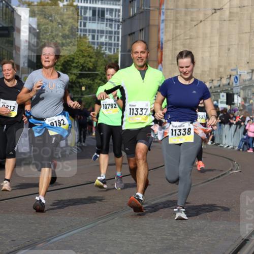 05.10.2025 - 20. swb-Marathon Bremen Strokosch-Dieckow http://msf.ph/oto/9251644 05.10.2025 11:01:12 Ziel 9182, 9443, 9613, 9880, 9925, 10544, 10762, 10914, 11337, 11338, 11524, 11597, 11680 meine-sportfotos.de