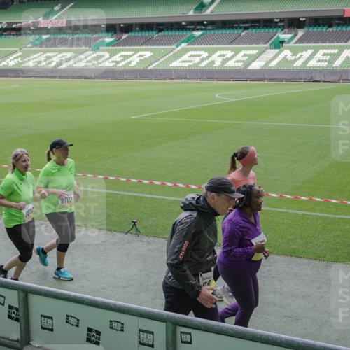 05.10.2025 - 20. swb-Marathon Bremen Michael Burmester http://msf.ph/oto/9251660 05.10.2025 10:41:05 Laufen im Stadion 7706, 8111, 9001, 9178, 9191, 9205, 9217, 9245, 9274, 9306, 9321, 9334, 9353, 9355, 9357, 9401, 9438, 9440, 9446, 9466, 9483, 9530, 9537, 9589, 9599, 9605, 9617, 9685, 9690, 9702, 9712, 9757, 9764, 9774, 9804, 9853, 9874, 9877, 9887, 9892, 9942, 10001, 10037, 10058, 10081, 10100, 10101, 10135, 10152, 10168, 10197, 10235, 10236, 10243, 10249, 10295, 10330, 10332, 10343, 10419, 10458, 10550, 10563, 10580, 10582, 10585, 10614, 10632, 7799, 9619 meine-sportfotos.de