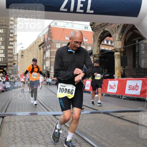 05.10.2025 - 20. swb-Marathon Bremen Yannick Fuchs http://msf.ph/oto/9251667 05.10.2025 10:53:54 Ziel 9494, 9934, 10020, 10416, 10906, 10966, 11141, 11383 meine-sportfotos.de