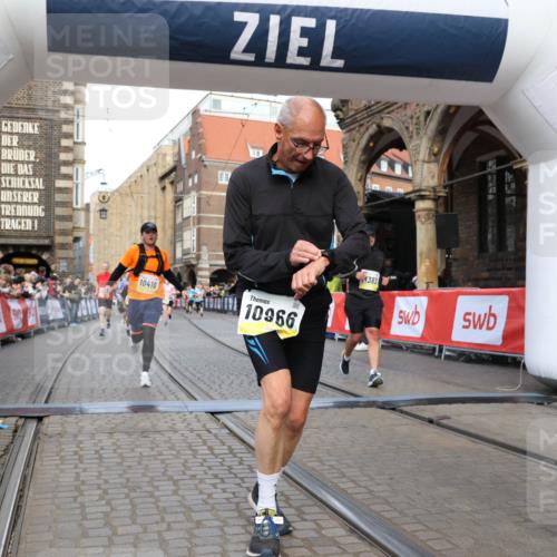 05.10.2025 - 20. swb-Marathon Bremen Yannick Fuchs http://msf.ph/oto/9251689 05.10.2025 10:53:54 Ziel 9494, 9934, 10020, 10416, 10906, 10966, 11141, 11383 meine-sportfotos.de