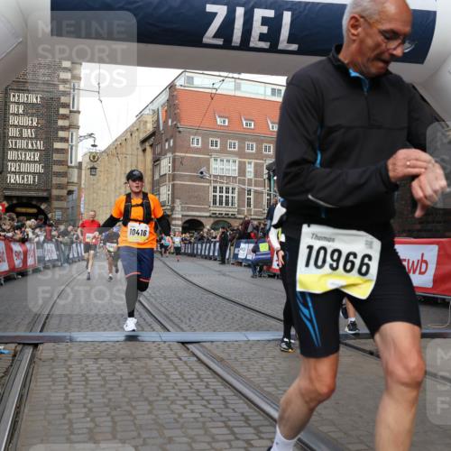 05.10.2025 - 20. swb-Marathon Bremen Yannick Fuchs http://msf.ph/oto/9251713 05.10.2025 10:53:55 Ziel 9494, 9934, 10020, 10416, 10696, 10906, 10966, 11141, 11383, 11445 meine-sportfotos.de