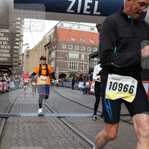 05.10.2025 - 20. swb-Marathon Bremen Yannick Fuchs http://msf.ph/oto/9251729 05.10.2025 10:53:55 Ziel 9494, 9934, 10020, 10416, 10696, 10906, 10966, 11141, 11383, 11445 meine-sportfotos.de