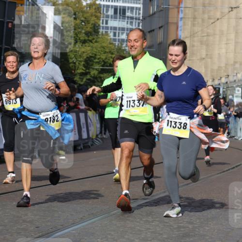 05.10.2025 - 20. swb-Marathon Bremen Strokosch-Dieckow http://msf.ph/oto/9251766 05.10.2025 11:01:12 Ziel 9182, 9443, 9613, 9880, 9925, 10544, 10762, 10914, 11337, 11338, 11524, 11597, 11680 meine-sportfotos.de