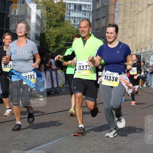 05.10.2025 - 20. swb-Marathon Bremen Strokosch-Dieckow http://msf.ph/oto/9251788 05.10.2025 11:01:12 Ziel 9182, 9443, 9613, 9880, 9925, 10544, 10762, 10914, 11337, 11338, 11524, 11597, 11680 meine-sportfotos.de