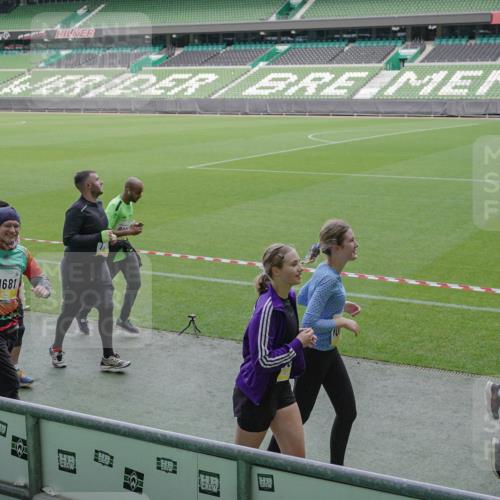 05.10.2025 - 20. swb-Marathon Bremen Michael Burmester http://msf.ph/oto/9251791 05.10.2025 10:41:09 Laufen im Stadion 7706, 8111, 9001, 9178, 9191, 9205, 9217, 9245, 9265, 9274, 9306, 9321, 9334, 9353, 9355, 9357, 9401, 9438, 9440, 9446, 9466, 9483, 9530, 9537, 9538, 9589, 9599, 9605, 9617, 9685, 9690, 9702, 9712, 9757, 9764, 9774, 9804, 9853, 9874, 9877, 9887, 9892, 9942, 10001, 10037, 10051, 10058, 10081, 10095, 10100, 10101, 10135, 10152, 10168, 10197, 10212, 10235, 10236, 10243, 10249, 10295, 10330, 10332, 10343, 10419, 10458, 10550, 10563, 10580, 10582, 10585, 10614, 10632, 7799 meine-sportfotos.de