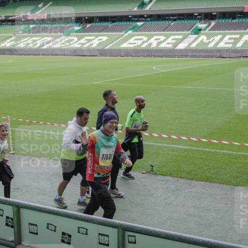 05.10.2025 - 20. swb-Marathon Bremen Michael Burmester http://msf.ph/oto/9251814 05.10.2025 10:41:10 Laufen im Stadion 7706, 8111, 9001, 9178, 9191, 9205, 9217, 9245, 9265, 9274, 9306, 9321, 9334, 9353, 9355, 9357, 9401, 9438, 9440, 9446, 9466, 9483, 9530, 9537, 9538, 9589, 9599, 9605, 9617, 9685, 9690, 9702, 9712, 9757, 9764, 9774, 9804, 9853, 9874, 9877, 9887, 9892, 9942, 10001, 10037, 10051, 10058, 10081, 10095, 10100, 10101, 10135, 10152, 10168, 10197, 10212, 10235, 10236, 10243, 10249, 10295, 10330, 10332, 10343, 10419, 10458, 10550, 10563, 10580, 10582, 10585, 10614, 10632, 7799 meine-sportfotos.de