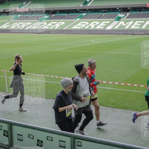 05.10.2025 - 20. swb-Marathon Bremen Michael Burmester http://msf.ph/oto/9251892 05.10.2025 10:41:12 Laufen im Stadion 7706, 8111, 9001, 9178, 9191, 9205, 9217, 9245, 9265, 9274, 9306, 9321, 9334, 9353, 9355, 9357, 9401, 9438, 9446, 9466, 9483, 9530, 9537, 9538, 9589, 9599, 9605, 9617, 9685, 9702, 9712, 9757, 9764, 9774, 9804, 9853, 9874, 9877, 9887, 9892, 9942, 10037, 10051, 10058, 10081, 10095, 10100, 10101, 10135, 10152, 10197, 10212, 10235, 10236, 10243, 10249, 10295, 10330, 10332, 10343, 10419, 10458, 10550, 10580, 10582, 10585, 10614, 10632 meine-sportfotos.de