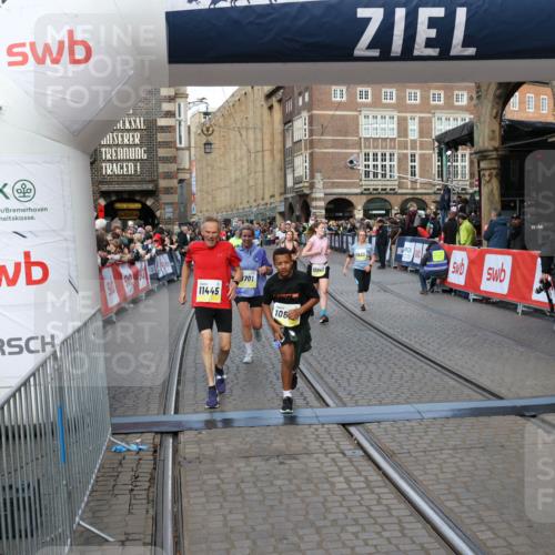 05.10.2025 - 20. swb-Marathon Bremen Yannick Fuchs http://msf.ph/oto/9251917 05.10.2025 10:53:58 Ziel 9494, 9701, 9934, 10046, 10416, 10616, 10696, 10906, 10966, 11141, 11383, 11445, 11533 meine-sportfotos.de