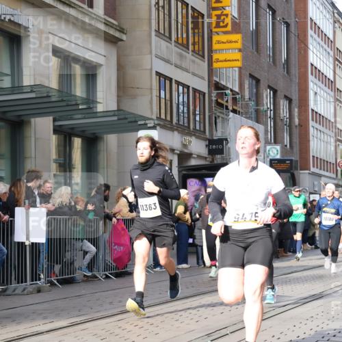 05.10.2025 - 20. swb-Marathon Bremen Strokosch-Dieckow http://msf.ph/oto/9251919 05.10.2025 10:54:47 Ziel 9176, 9201, 9318, 9427, 9475, 9570, 9791, 9881, 9933, 10003, 10014, 10034, 10116, 10180, 10231, 10307, 10326, 10920, 11042, 11140, 11317, 11320, 11363, 11470, 11507, 11523, 9176, 9201, 9318, 9427, 9475, 9570, 9791, 9881, 9933, 10003, 10014, 10034, 10116, 10180, 10231, 10307, 10326, 10920, 11042, 11140, 11317, 11320, 11363, 11470, 11507, 11523 meine-sportfotos.de