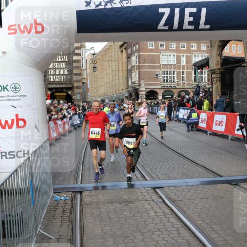 05.10.2025 - 20. swb-Marathon Bremen Yannick Fuchs http://msf.ph/oto/9251924 05.10.2025 10:53:58 Ziel 9494, 9701, 9934, 10046, 10416, 10616, 10696, 10906, 10966, 11141, 11383, 11445, 11533 meine-sportfotos.de