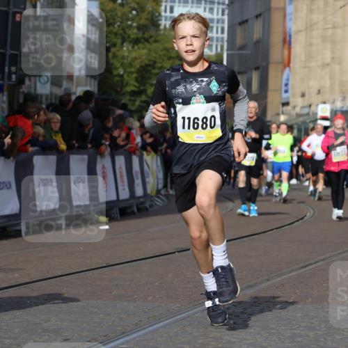 05.10.2025 - 20. swb-Marathon Bremen Strokosch-Dieckow http://msf.ph/oto/9251925 05.10.2025 11:01:19 Ziel 9925, 10762, 11680, 11688 meine-sportfotos.de