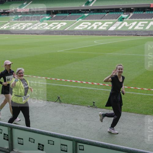05.10.2025 - 20. swb-Marathon Bremen Michael Burmester http://msf.ph/oto/9251933 05.10.2025 10:41:13 Laufen im Stadion 7706, 8111, 9001, 9178, 9191, 9205, 9217, 9245, 9265, 9274, 9306, 9321, 9334, 9353, 9355, 9357, 9401, 9438, 9446, 9466, 9483, 9530, 9537, 9538, 9589, 9599, 9605, 9617, 9685, 9702, 9712, 9757, 9764, 9774, 9804, 9853, 9874, 9877, 9887, 9892, 9942, 10037, 10051, 10058, 10081, 10095, 10100, 10101, 10132, 10152, 10197, 10212, 10235, 10236, 10249, 10295, 10330, 10332, 10458, 10550, 10582, 10585, 10614, 10632 meine-sportfotos.de