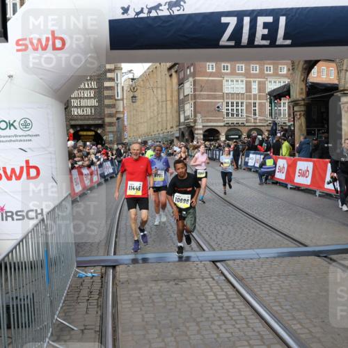 05.10.2025 - 20. swb-Marathon Bremen Yannick Fuchs http://msf.ph/oto/9251935 05.10.2025 10:53:58 Ziel 9494, 9701, 9934, 10046, 10416, 10616, 10696, 10906, 10966, 11141, 11383, 11445, 11533 meine-sportfotos.de