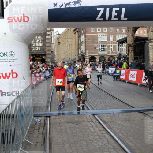 05.10.2025 - 20. swb-Marathon Bremen Yannick Fuchs http://msf.ph/oto/9251944 05.10.2025 10:53:58 Ziel 9494, 9701, 9934, 10046, 10416, 10616, 10696, 10906, 10966, 11141, 11383, 11445, 11533 meine-sportfotos.de