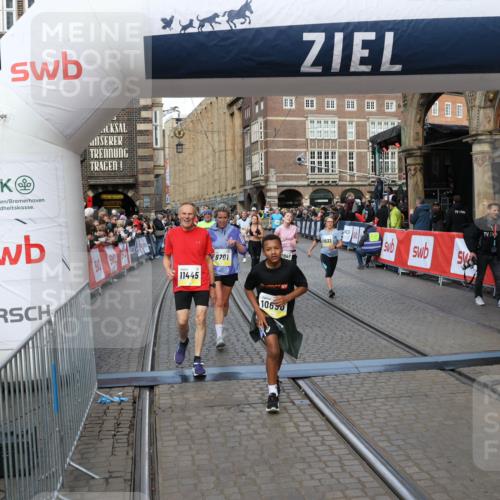 05.10.2025 - 20. swb-Marathon Bremen Yannick Fuchs http://msf.ph/oto/9251960 05.10.2025 10:53:59 Ziel 9456, 9494, 9701, 10046, 10416, 10616, 10696, 10966, 11141, 11383, 11445, 11533 meine-sportfotos.de