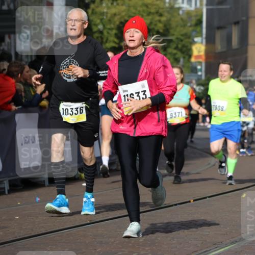 05.10.2025 - 20. swb-Marathon Bremen Strokosch-Dieckow http://msf.ph/oto/9251970 05.10.2025 11:01:25 Ziel 7908, 9286, 9371, 10157, 10336, 11194, 11493, 11633 meine-sportfotos.de