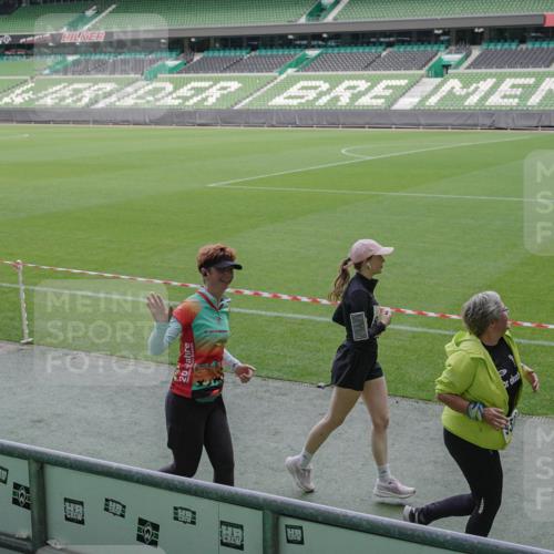 05.10.2025 - 20. swb-Marathon Bremen Michael Burmester http://msf.ph/oto/9251973 05.10.2025 10:41:15 Laufen im Stadion 7706, 8111, 9001, 9178, 9191, 9205, 9217, 9245, 9265, 9274, 9306, 9321, 9334, 9353, 9355, 9357, 9401, 9438, 9446, 9483, 9530, 9537, 9538, 9589, 9599, 9605, 9617, 9685, 9702, 9712, 9757, 9764, 9774, 9804, 9853, 9874, 9877, 9887, 9892, 9942, 10037, 10051, 10058, 10081, 10095, 10100, 10101, 10132, 10152, 10197, 10212, 10223, 10235, 10236, 10249, 10295, 10330, 10332, 10458, 10550, 10582, 10585, 10614, 10632 meine-sportfotos.de