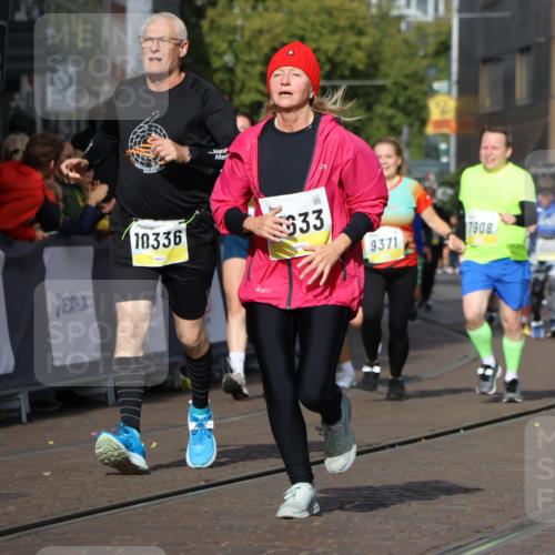 05.10.2025 - 20. swb-Marathon Bremen Strokosch-Dieckow http://msf.ph/oto/9251995 05.10.2025 11:01:25 Ziel 7908, 9286, 9371, 10157, 10336, 11194, 11493, 11633 meine-sportfotos.de