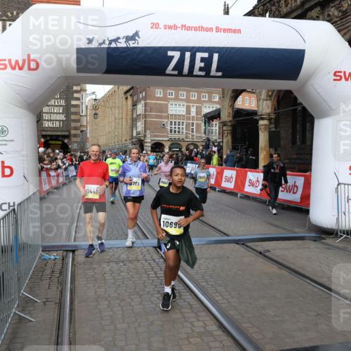 05.10.2025 - 20. swb-Marathon Bremen Yannick Fuchs http://msf.ph/oto/9252000 05.10.2025 10:53:59 Ziel 9456, 9494, 9701, 10046, 10416, 10616, 10696, 10966, 11141, 11383, 11445, 11533 meine-sportfotos.de