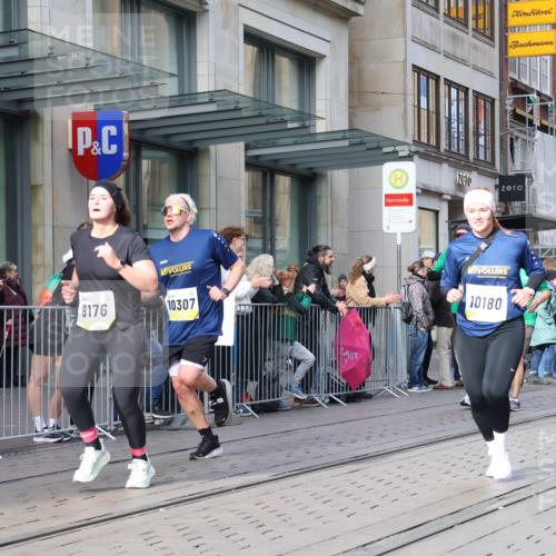 05.10.2025 - 20. swb-Marathon Bremen Strokosch-Dieckow http://msf.ph/oto/9252002 05.10.2025 10:54:50 Ziel 9176, 9201, 9318, 9350, 9475, 9514, 9654, 9791, 9881, 9933, 10003, 10014, 10034, 10116, 10180, 10307, 10326, 10920, 10970, 11042, 11115, 11140, 11317, 11320, 11363, 11507, 11523, 11702, 9176, 9201, 9318, 9350, 9475, 9514, 9654, 9791, 9881, 9933, 10003, 10014, 10034, 10116, 10180, 10307, 10326, 10920, 10970, 11042, 11115, 11140, 11317, 11320, 11363, 11507, 11523 meine-sportfotos.de