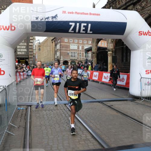 05.10.2025 - 20. swb-Marathon Bremen Yannick Fuchs http://msf.ph/oto/9252012 05.10.2025 10:54:00 Ziel 9456, 9494, 9701, 10046, 10416, 10484, 10616, 10696, 10966, 11141, 11383, 11445, 11533 meine-sportfotos.de