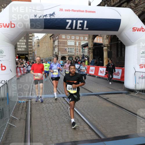 05.10.2025 - 20. swb-Marathon Bremen Yannick Fuchs http://msf.ph/oto/9252021 05.10.2025 10:54:00 Ziel 9456, 9494, 9701, 10046, 10416, 10484, 10616, 10696, 10966, 11141, 11383, 11445, 11533 meine-sportfotos.de