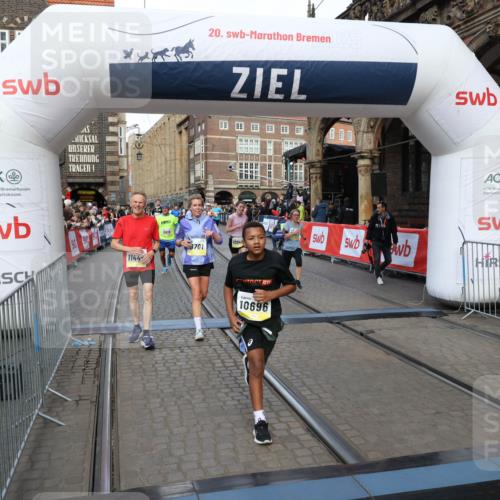 05.10.2025 - 20. swb-Marathon Bremen Yannick Fuchs http://msf.ph/oto/9252032 05.10.2025 10:54:00 Ziel 9456, 9494, 9701, 10046, 10416, 10484, 10616, 10696, 10966, 11141, 11383, 11445, 11533 meine-sportfotos.de