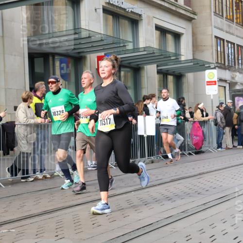 05.10.2025 - 20. swb-Marathon Bremen Strokosch-Dieckow http://msf.ph/oto/9252093 05.10.2025 10:54:53 Ziel 9176, 9201, 9318, 9350, 9475, 9514, 9654, 9791, 9881, 9933, 10003, 10014, 10034, 10116, 10180, 10256, 10260, 10307, 10326, 10920, 10970, 11042, 11115, 11140, 11317, 11363, 11380, 11431, 11507, 11523, 11702, 9176, 9201, 9318, 9350, 9475, 9514, 9654, 9791, 9881, 9933, 10003, 10014, 10034, 10116, 10180, 10256, 10260, 10307, 10326, 10920, 10970, 11042, 11115, 11140, 11317, 11363, 11507, 11523 meine-sportfotos.de