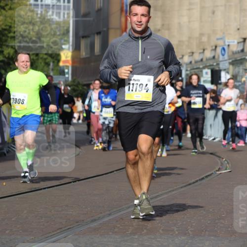 05.10.2025 - 20. swb-Marathon Bremen Strokosch-Dieckow http://msf.ph/oto/9252105 05.10.2025 11:01:27 Ziel 7908, 9286, 9322, 9371, 10157, 10336, 11194, 11493, 11633 meine-sportfotos.de