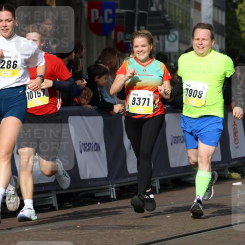 05.10.2025 - 20. swb-Marathon Bremen Strokosch-Dieckow http://msf.ph/oto/9252206 05.10.2025 11:01:28 Ziel 7908, 9278, 9286, 9322, 9371, 10056, 10157, 10324, 10336, 11194, 11493, 11633 meine-sportfotos.de