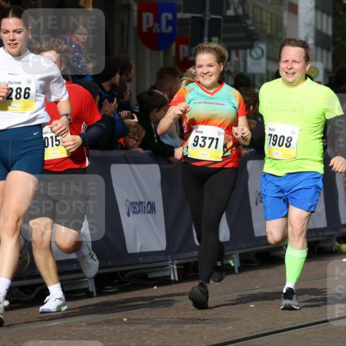 05.10.2025 - 20. swb-Marathon Bremen Strokosch-Dieckow http://msf.ph/oto/9252232 05.10.2025 11:01:28 Ziel 7908, 9278, 9286, 9322, 9371, 10056, 10157, 10324, 10336, 11194, 11493, 11633 meine-sportfotos.de