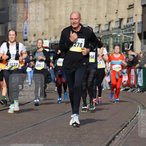 05.10.2025 - 20. swb-Marathon Bremen Strokosch-Dieckow http://msf.ph/oto/9252353 05.10.2025 11:01:32 Ziel 7908, 9278, 9286, 9322, 9371, 9432, 10026, 10030, 10056, 10157, 10324, 10336, 10562, 11194, 11223, 11463, 11493, 11732, 11733 meine-sportfotos.de