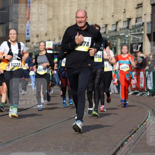 05.10.2025 - 20. swb-Marathon Bremen Strokosch-Dieckow http://msf.ph/oto/9252373 05.10.2025 11:01:32 Ziel 7908, 9278, 9286, 9322, 9371, 9432, 10026, 10030, 10056, 10157, 10324, 10336, 10562, 11194, 11223, 11463, 11493, 11732, 11733 meine-sportfotos.de
