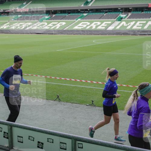 05.10.2025 - 20. swb-Marathon Bremen Michael Burmester http://msf.ph/oto/9252413 05.10.2025 10:41:31 Laufen im Stadion 7706, 8533, 9001, 9178, 9191, 9217, 9265, 9274, 9306, 9334, 9353, 9355, 9357, 9401, 9438, 9446, 9530, 9537, 9538, 9589, 9599, 9605, 9617, 9632, 9685, 9702, 9757, 9764, 9774, 9836, 9837, 9874, 9877, 9887, 9907, 9982, 10051, 10095, 10100, 10101, 10125, 10129, 10132, 10134, 10148, 10152, 10197, 10212, 10214, 10223, 10235, 10236, 10249, 10295, 10330, 10332, 10333, 10458, 10522, 10550, 10582, 10585, 10614, 10632, 10706, 10937, 10998, 11037, 11232, 11379, 11405, 11437 meine-sportfotos.de