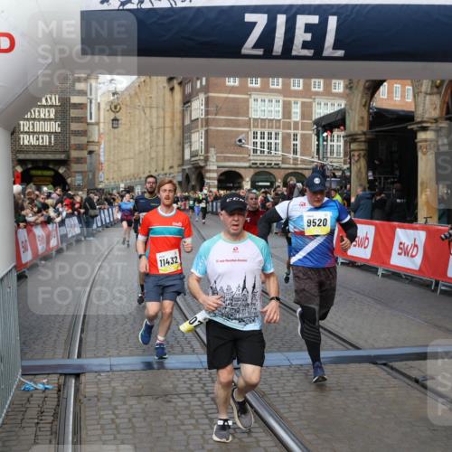 05.10.2025 - 20. swb-Marathon Bremen Yannick Fuchs http://msf.ph/oto/9252416 05.10.2025 10:54:11 Ziel 9313, 9520, 9548, 9807, 9835, 10019, 10075, 10163, 10631, 10662, 10785, 11151, 11152, 11303, 11339, 11432, 11593 meine-sportfotos.de