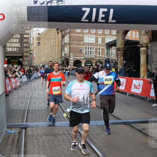 05.10.2025 - 20. swb-Marathon Bremen Yannick Fuchs http://msf.ph/oto/9252422 05.10.2025 10:54:11 Ziel 9313, 9520, 9548, 9807, 9835, 10019, 10075, 10163, 10631, 10662, 10785, 11151, 11152, 11303, 11339, 11432, 11593 meine-sportfotos.de