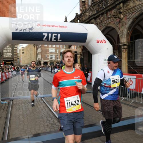 05.10.2025 - 20. swb-Marathon Bremen Yannick Fuchs http://msf.ph/oto/9252519 05.10.2025 10:54:13 Ziel 9313, 9520, 9807, 9835, 10019, 10075, 10631, 10662, 11151, 11303, 11339, 11347, 11432, 11593 meine-sportfotos.de
