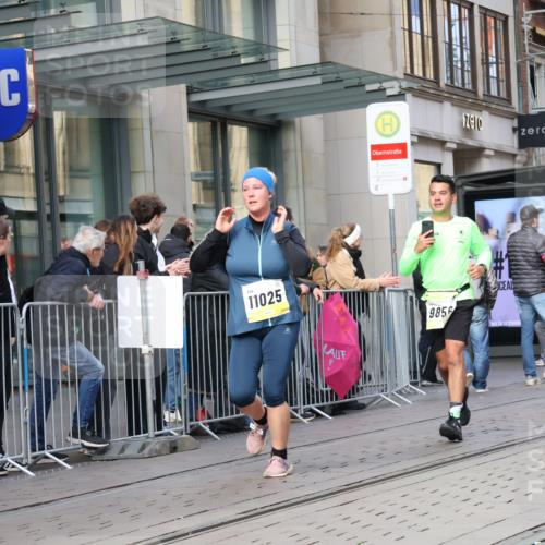 05.10.2025 - 20. swb-Marathon Bremen Strokosch-Dieckow http://msf.ph/oto/9252527 05.10.2025 10:55:12 Ziel 7165, 9195, 9197, 9201, 9350, 9492, 9514, 9654, 9720, 9722, 9856, 9902, 10088, 10107, 10111, 10195, 10256, 10260, 10262, 10323, 10475, 10745, 10755, 10757, 10909, 10970, 11025, 11081, 11115, 11197, 11380, 11431, 11586, 11588, 11702, 7165, 9195, 9197, 9201, 9350, 9492, 9514, 9654, 9720, 9722, 9856, 9902, 10088, 10107, 10111, 10195, 10256, 10260, 10262, 10323, 10475, 10745, 10755, 10757, 10909, 10970, 11025, 11081, 11115 meine-sportfotos.de